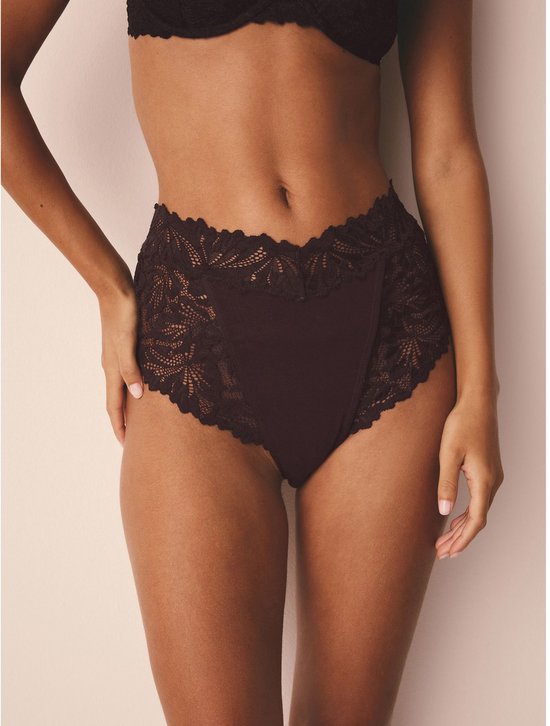 Model met donkerbruine slipjes met hoge taille en kanten afwerking.