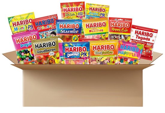 Open kartonnen doos gevuld met verschillende Haribo snoepzakjes zoals Starmix, Tangfastics, Happy Cola en Goudberen.