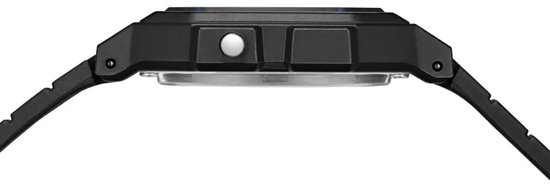 Vue latérale d'une montre Casio noire avec bracelet fin en caoutchouc et bouton argenté.