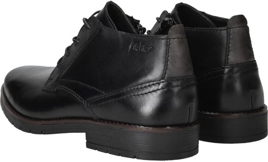 Zwarte Rieker veterschoenen, zijaanzicht met Rieker-logo in reliëf op de hiel.