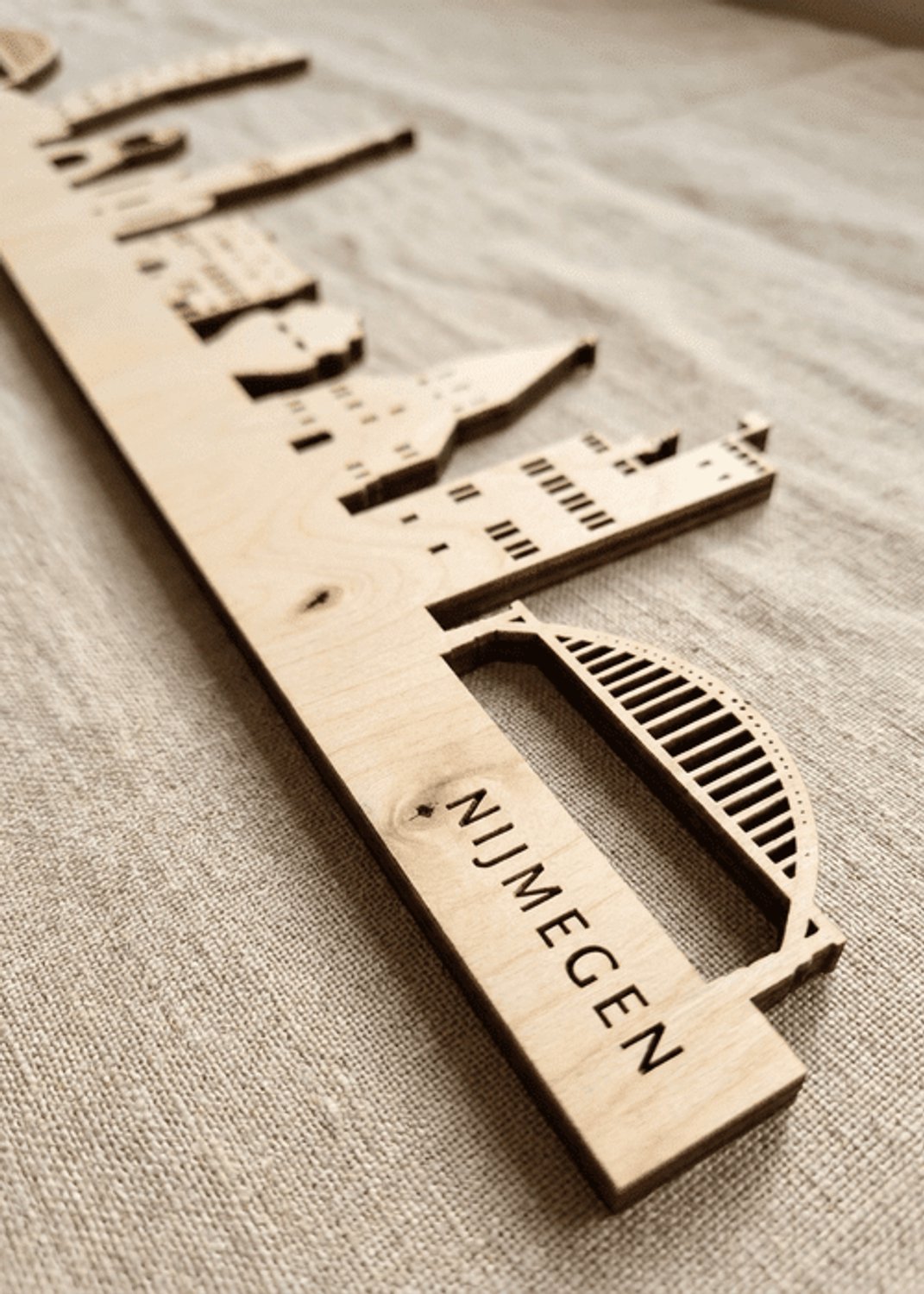 Houten Skyline Nijmegen | Wanddecoratie voor aan de muur | Berken | 100 x 20 cm