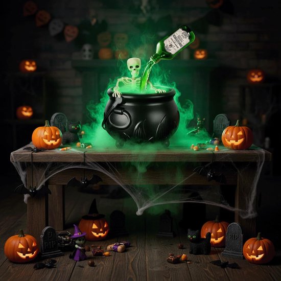 Sfeervolle Halloween-opstelling met een zwarte heksenketel, groene mist, zwevende fles, pompoenen en grafstenen.