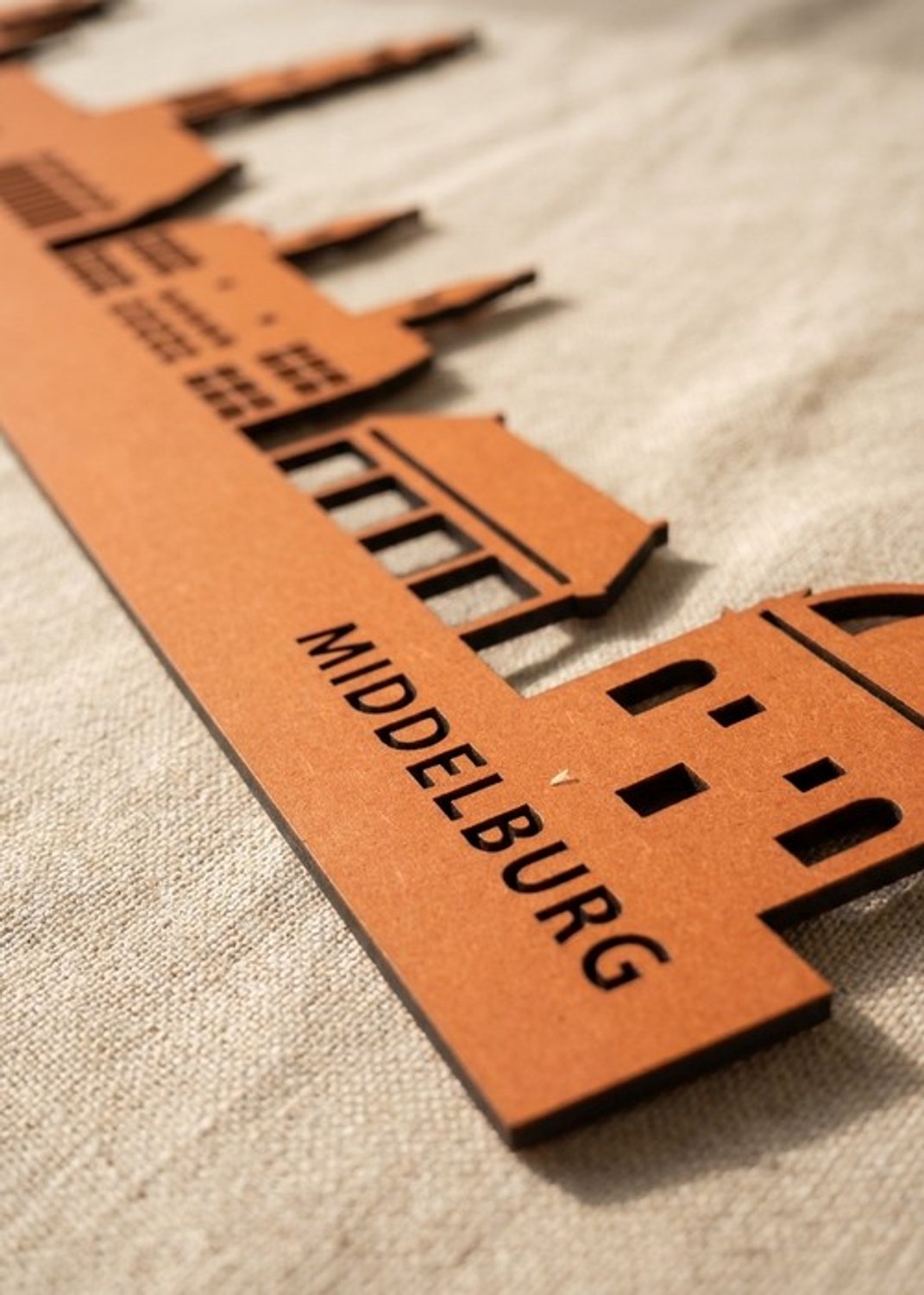 Houten Skyline Middelburg | Wanddecoratie voor aan de muur | Oranje MDF | 70 x 13 cm
