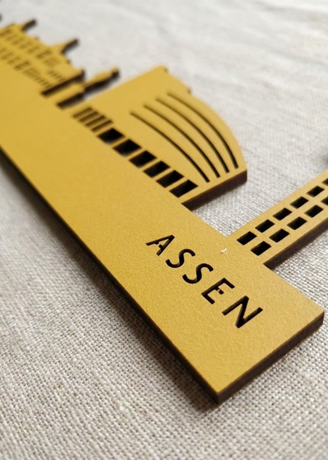 Houten Skyline Assen | Wanddecoratie voor aan de muur | Geel MDF | 70 x 10 cm
