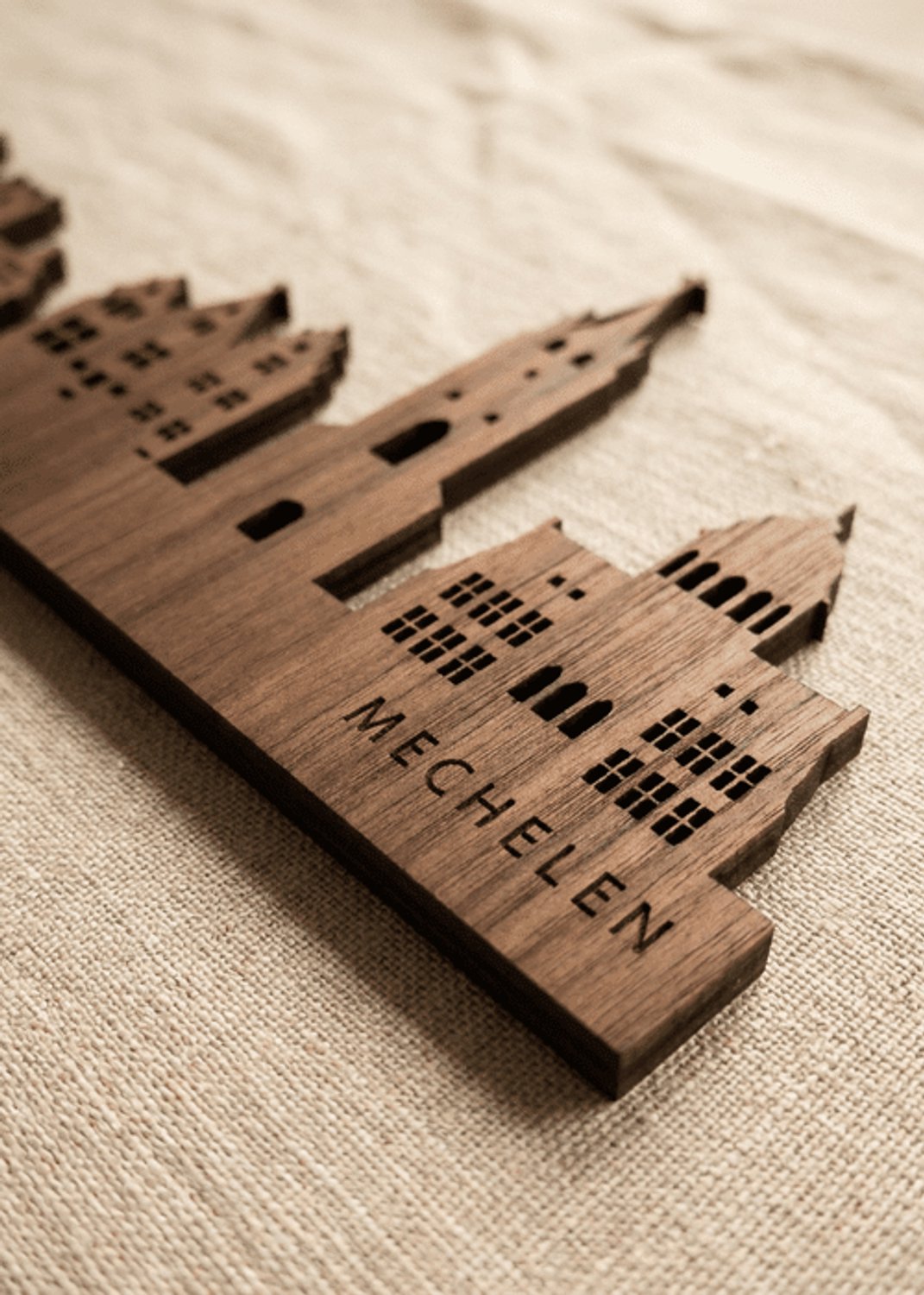 Houten Skyline Mechelen | Wanddecoratie voor aan de muur | Noten | 70 x 13 cm