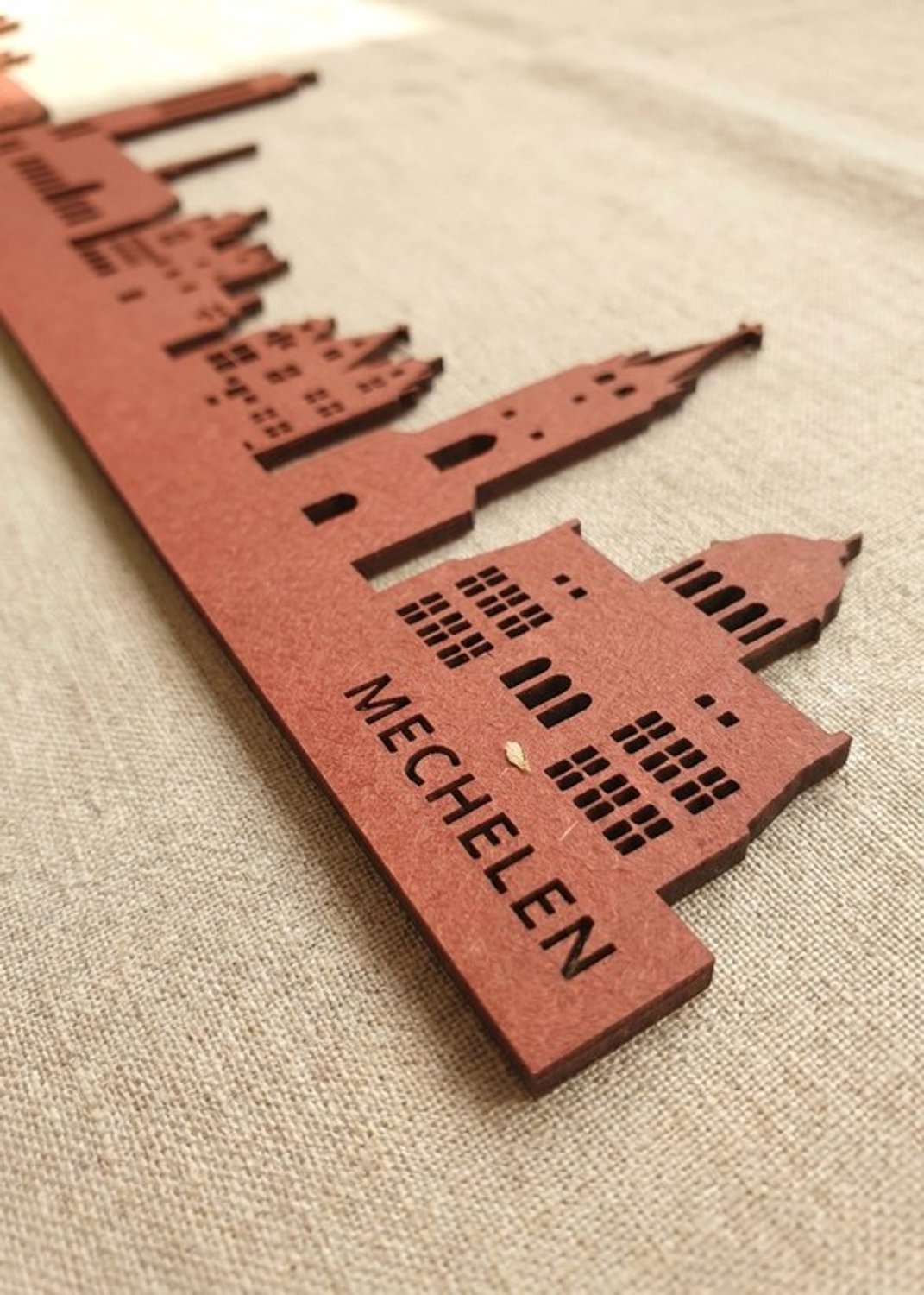 Houten Skyline Mechelen | Wanddecoratie voor aan de muur | Rood MDF | 70 x 13 cm