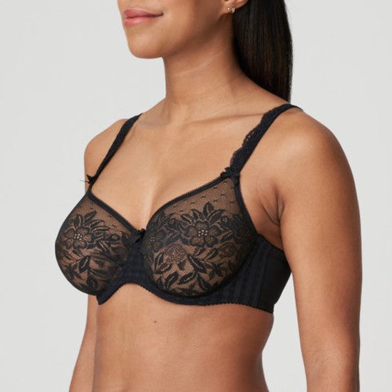 Zwarte PrimaDonna Madison beugelbh met kanten bloemendetails op de cups, gedragen door een model.