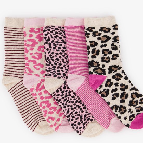 Vijf paar sokken naast elkaar met diverse roze en beige prints, waaronder luipaardmotieven en strepen.