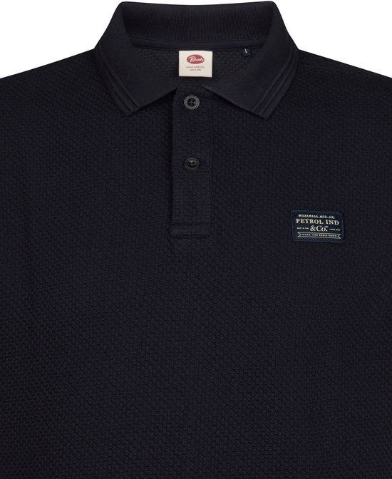 Donkerblauw poloshirt met wafelstructuur, knoopsluiting en Petrol Ind & Co-badge op de borst.