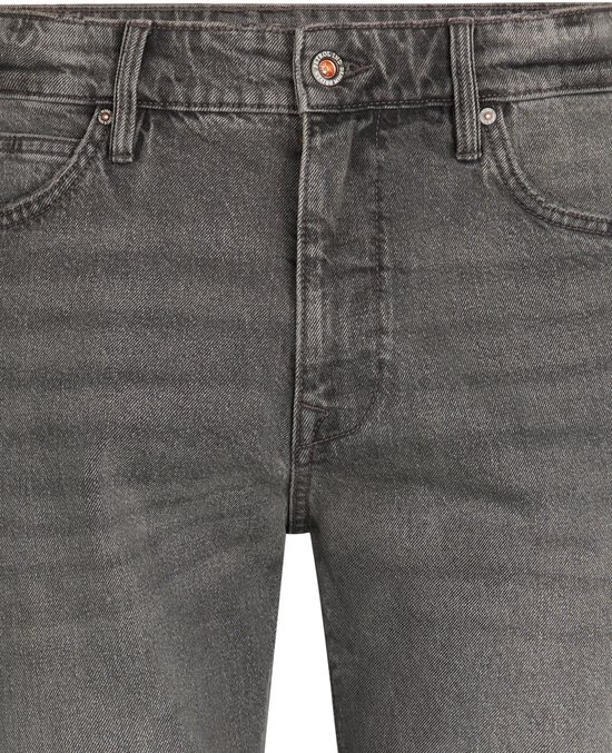 Grijze spijkerbroek met knoopsluiting en koperkleurige knoop met 'Petrol Ind Denim' tekst.