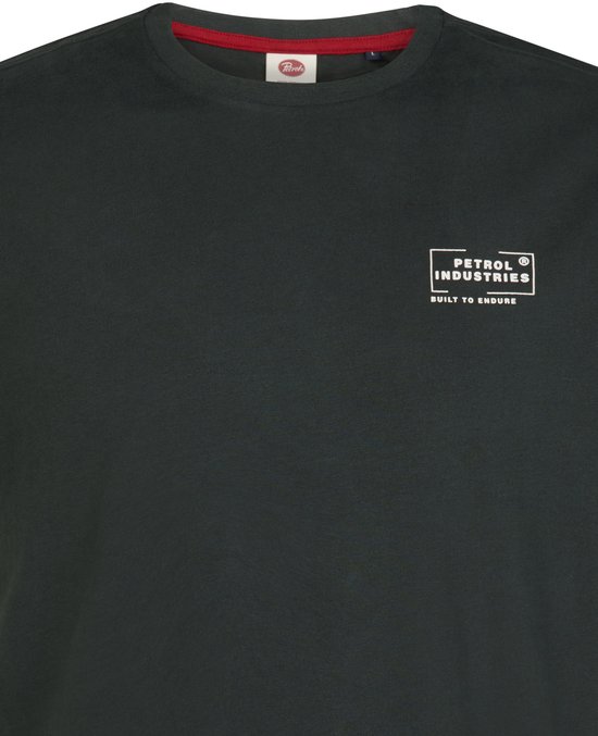 Donkergroen katoenen T-shirt met rode nekbies en wit 'Petrol Industries - Built to Endure' logo op de borst.