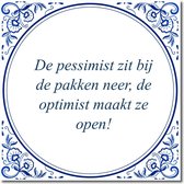 Tegeltje met standaard - De pessimist zit bij de pakken neer, de optimist maakt ze open!