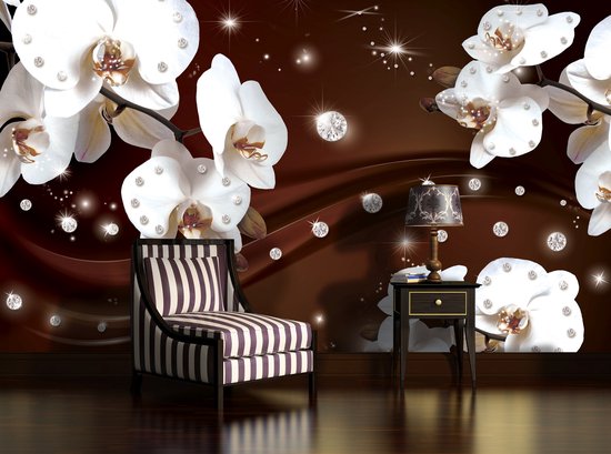 Un fauteuil rayé est placé à côté d'une table de nuit avec une lampe, sur un fond brun orné d'orchidées blanches et de diamants.