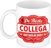 De beste collega dat ben ik dus cadeau koffiemok / theebeker wit met rood embleem - 300 ml - keramiek - afscheidsmok / cadeaumok collega