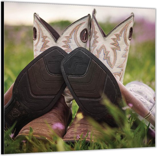 Dibond -Cowboy Laarzen in het Gras- Foto op Aluminium (Wanddecoratie van metaal)