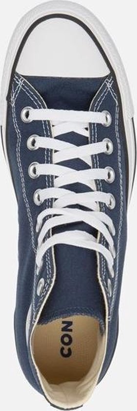 Navy Converse All Star hoge sneaker met witte veters en witte neus, van bovenaf gezien.
