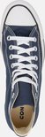 Navy Converse All Star hoge sneaker met witte veters en witte neus, van bovenaf gezien.