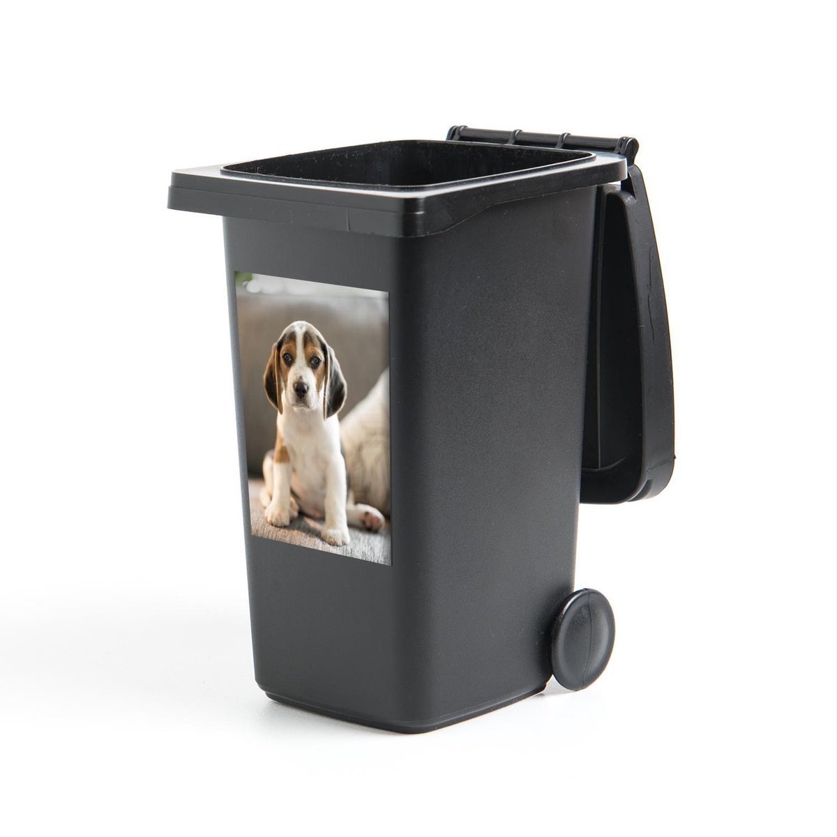 Container sticker Beagle - Schattige Beagle puppy zit op de bank - 40x60 cm - kliko sticke