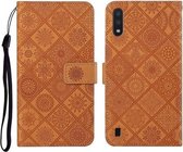Voor Samsung Galaxy A01 etnische stijl reliëf patroon horizontale flip lederen tas met houder & kaartsleuven & portemonnee & lanyard (bruin)