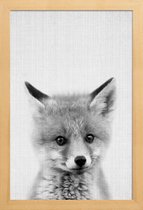 JUNIQE - Poster met houten lijst Baby vos - monochrome foto -13x18