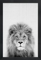 JUNIQE - Poster met houten lijst Leeuw zwart-wit foto -13x18 /Grijs &