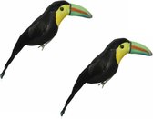 2x stuks decoratie kunststof vogel beeldje toekan op clip zwart/geel 18 cm