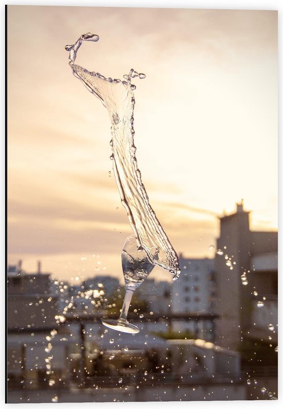 Dibond - Zwevend Glas met Water - 40x60cm Foto op Aluminium (Wanddecoratie van metaal)