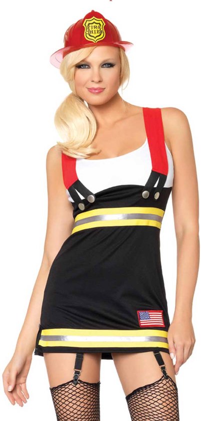Vrouw met blonde staart, draagt rode brandweerhelm, zwarte jurk met gele accenten en rode banden, Amerikaanse vlag patch.