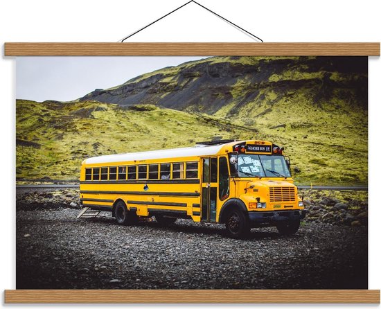 Schoolplaat – Schoolbus tussen de Bergen - 60x40cm Foto op Textielposter (Wanddecoratie op Schoolplaat)