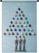 Wandkleed Kerst - Een kerstboom gemaakt van kerstballen op een lichtblauwe achtergrond Wandkleed katoen 120x180 cm - Wandtapijt met foto XXL / Groot formaat!