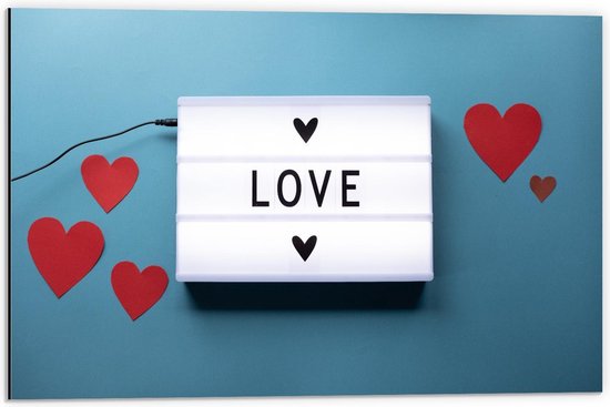 Dibond - LOVE Letterbord met Rode Hartjes - 60x40cm Foto op Aluminium (Wanddecoratie van metaal)