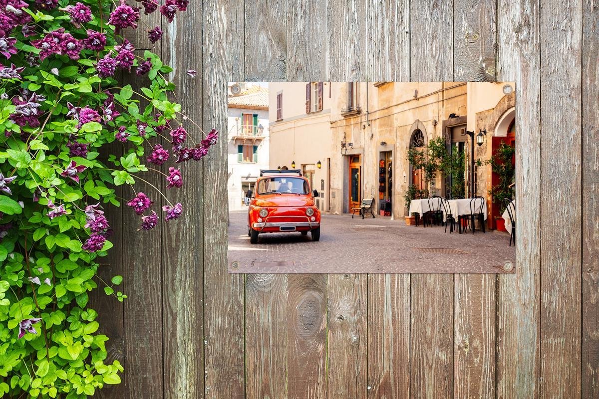 Tuinposter Italië Oude vintage auto in Italiaanse straat