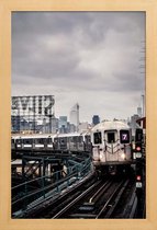 JUNIQE - Poster in houten lijst Metro van New York -30x45 /Grijs