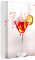 Canvas Schilderij Rood gekleurde cocktail spettert omhoog - 90x140 cm - Wanddecoratie