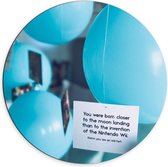 Dibond Wandcirkel - Blauwe Ballonnen met Kaartjes - 70x70cm Foto op Aluminium Wandcirkel (met ophangsysteem)
