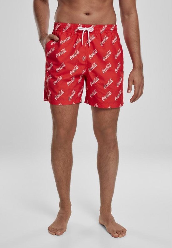 Rode zwembroek met all-over wit Coca-Cola logo, getoond op een mannelijk model (vooraanzicht).