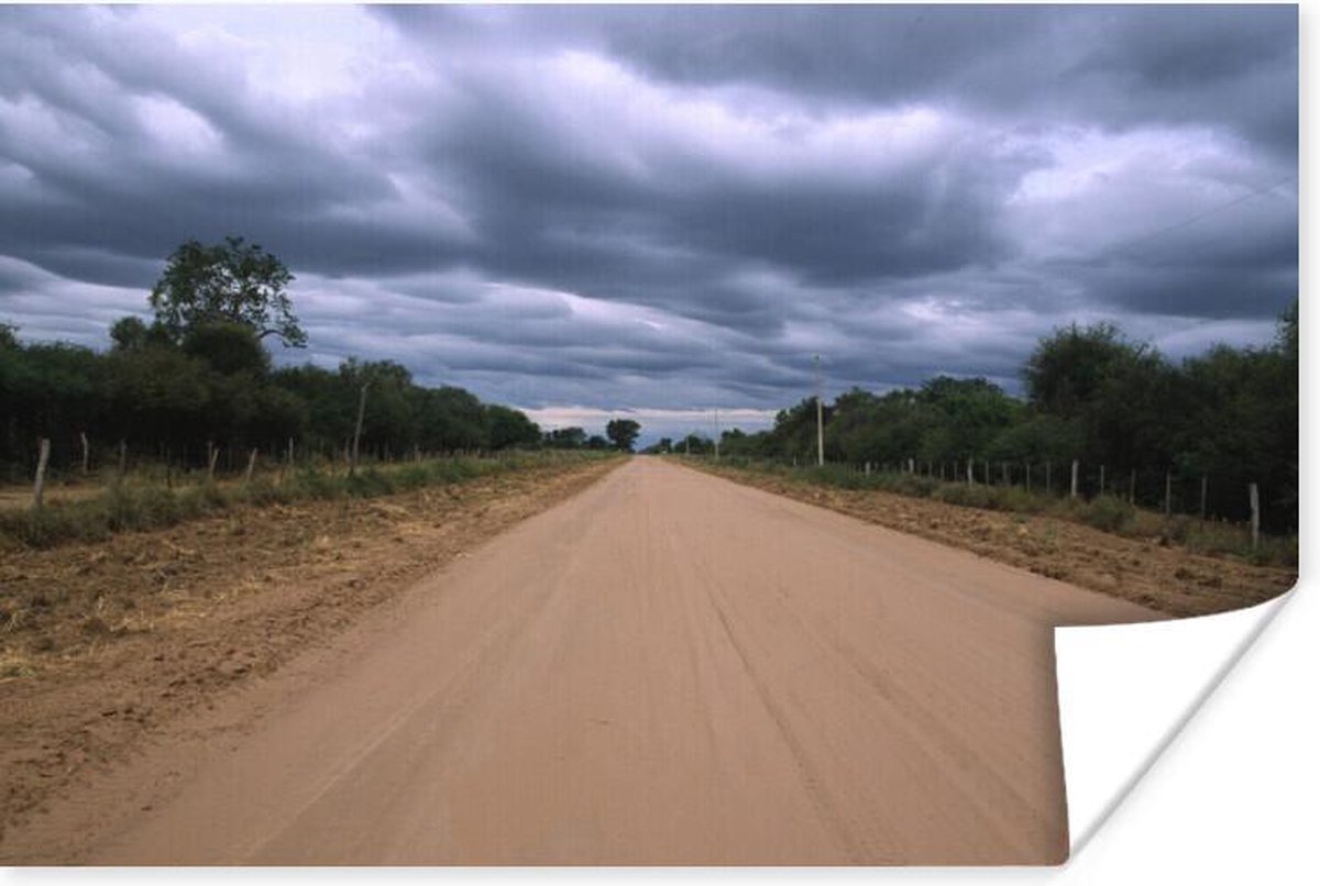 Poster Een dicht wolkenveld boven een onverharde weg in het Nationaal park Chaco