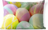 Sierkussen Pasen voor buiten - Een close-up van eieren die beschilderd zijn voor Pasen - 50x30 cm - rechthoekig weerbestendig tuinkussen / tuinmeubelkussen van polyester