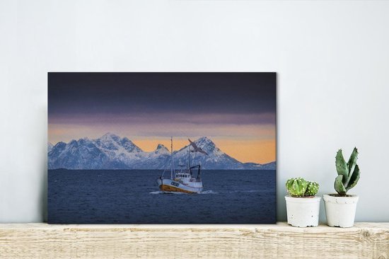 Un bateau de pêche avec des montagnes en arrière-plan Toile 30x20 cm - petit - Tirage photo sur toile (Décoration murale salon / chambre)