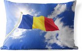 Sierkussen Vlaggen voor buiten - De vlag van Roemenië wappert in de lucht - 50x30 cm - rechthoekig weerbestendig tuinkussen / tuinmeubelkussen van polyester