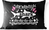 Buitenkussens - Tuin - Moederdag quote Mommy shark do-do-do-do tegen een zwarte achtergrond - 50x30 cm