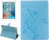 Voor iPad Pro 9.7 inch Geperst Bloemen Vlinder Patroon Horizontale Flip PU Lederen Case met Magnetische Gesp & Houder & Kaartsleuven & Portemonnee (Blauw)