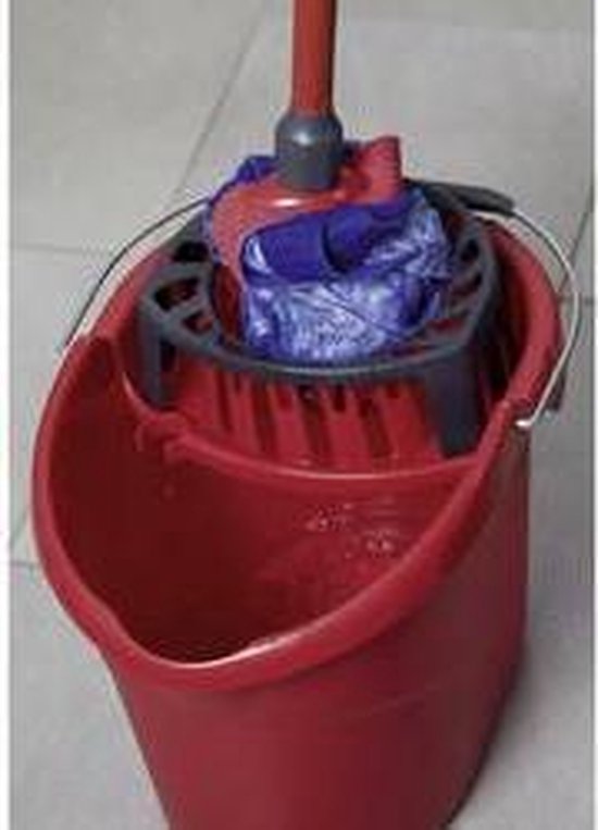 Een rode emmer met een mop erin, de mop is nat en blauw/paars.
