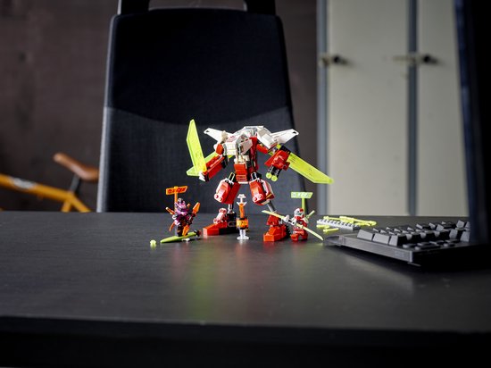 Rood-witte mech en minifiguren op een bureau, met gele zwaarden en accessoires.