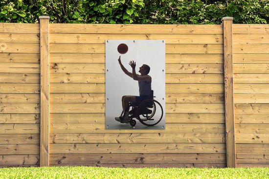 Une silhouette d'un basketteur en fauteuil roulant qui tire le panier Affiche de jardin 80x120 cm - Toile de jardin / Toile d'extérieur / Peintures d'extérieur (décoration de jardin)