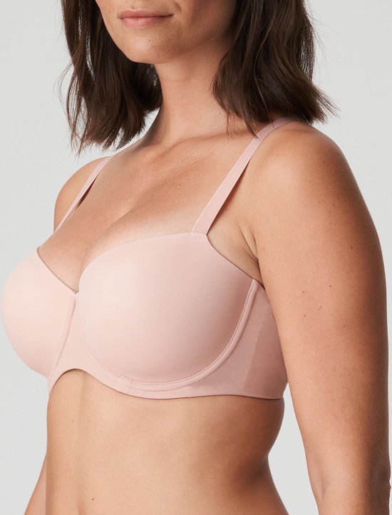 Zijzicht van een nude balconette bh met gladde, voorgevormde cups.