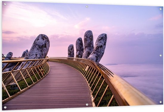 Tuinposter – In The Hands of God Brug in Vietnam met Paarse Lucht - 150x100cm Foto op Tuinposter  (wanddecoratie voor buiten en binnen)