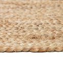 Close-up van de gedraaide jute draden aan de rand van een rond vloerkleed.