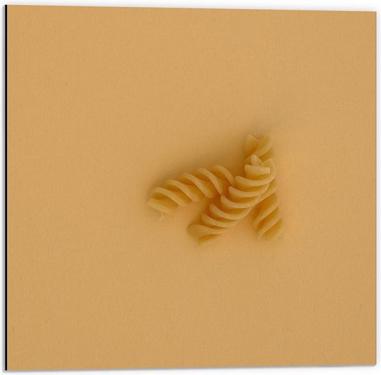 Dibond - Stukjes Gekookte Pasta - 50x50cm Foto op Aluminium (Met Ophangsysteem)