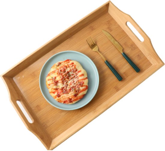 Houten dienblad met handvatten, met een mini pizza, vork en mes.